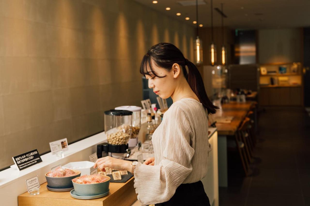 Kanazawa Tokyu Hotel Exterior photo A woman working in a restaurant