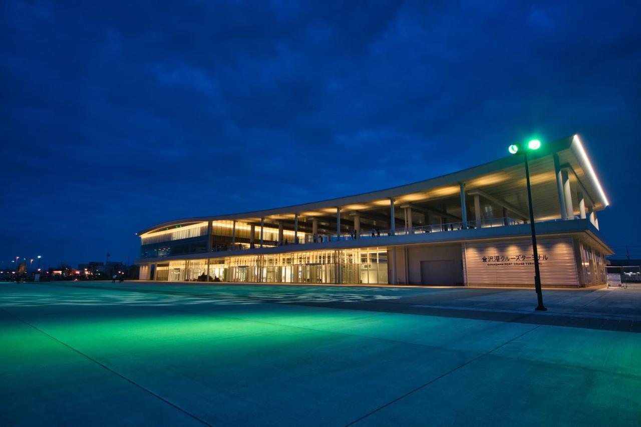 Kanazawa Tokyu Hotel Exterior photo The terminal at night