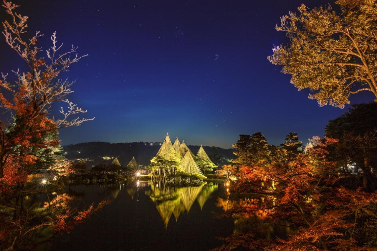 Kanazawa Tokyu Hotel Exterior photo The pyramids of the museum at night