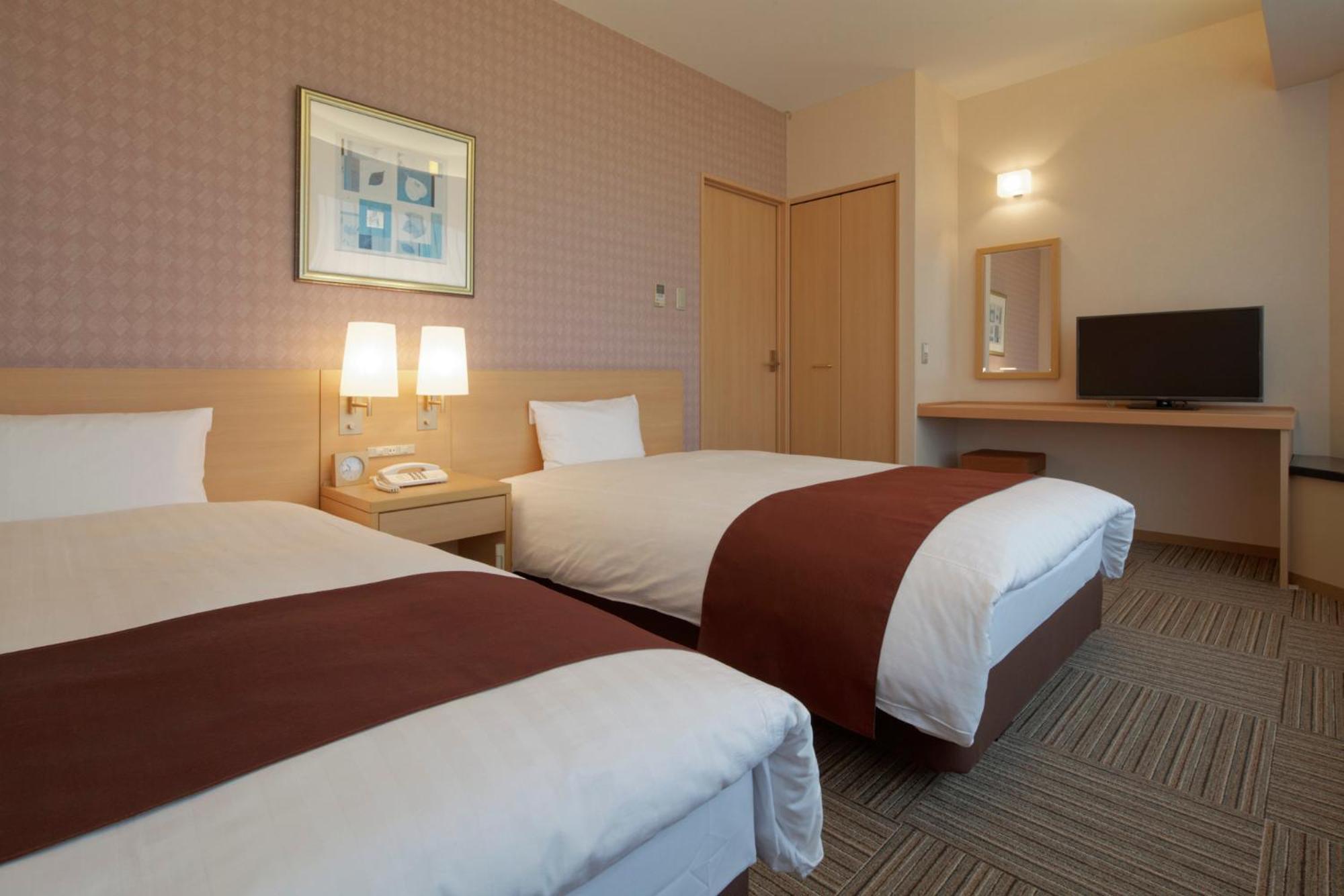 Kanazawa Tokyu Hotel Exterior photo A typical room at the hotel